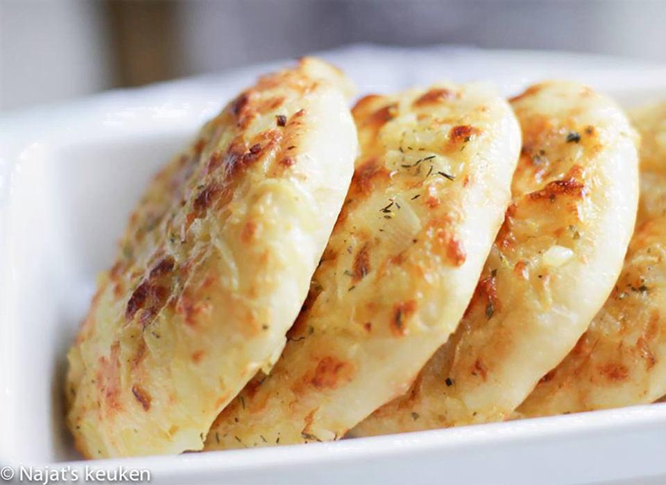 Cheezy mawati broodjes (kaas ui)