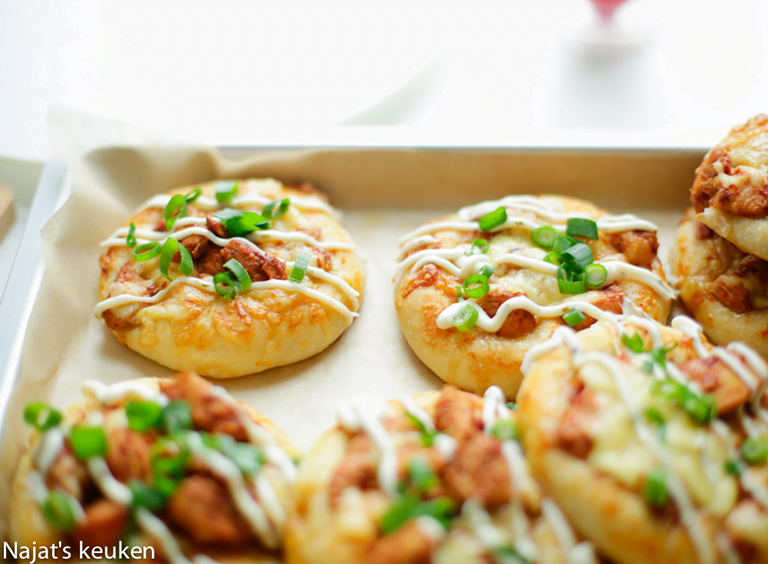 Platte hete kip broodjes