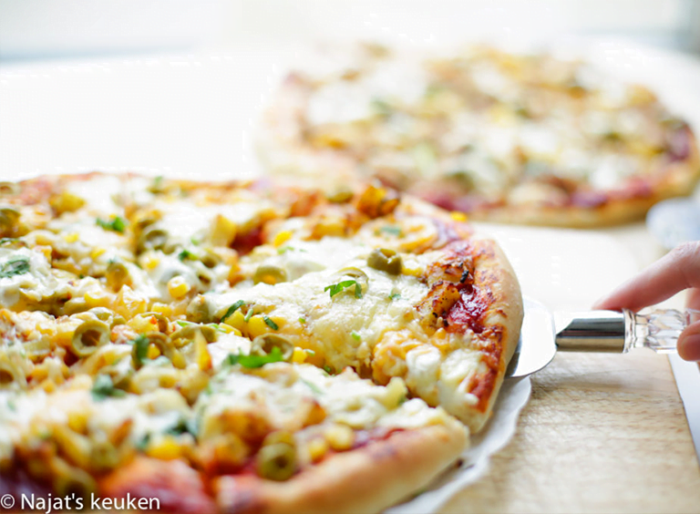 Pizza met aardappelstukjes