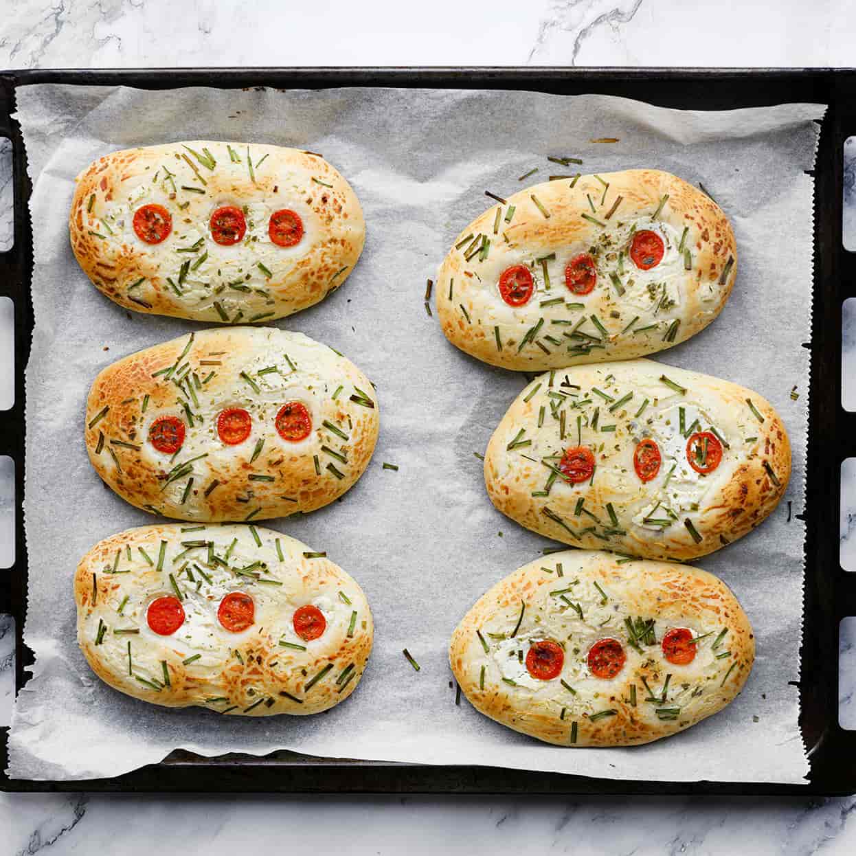 Roomkaasbroodjes bakken in de oven