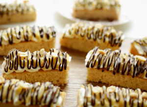 Romige pinda karamel cake