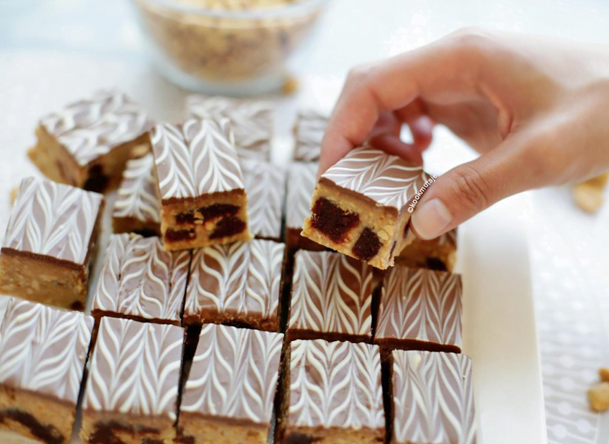 Pinda-dadelkoek met chocolade