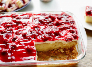 Poke cake met ganache, room en kersenvlaai