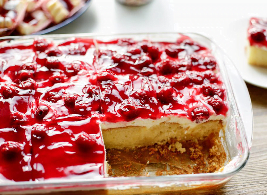 Poke cake met ganache, room en kersenvlaai