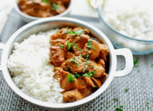 Kip in kerrie-champignonsaus