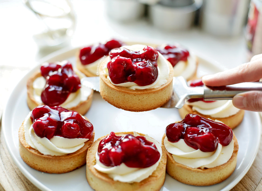 Tartelettes met room en kersenvlaai