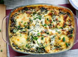 Aardappelschotel met romige spinazie