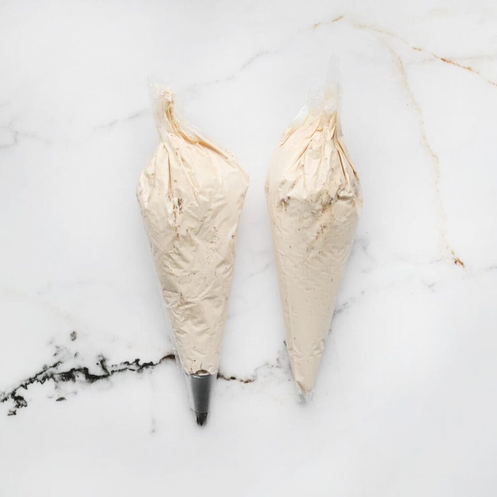 Doe de room in een spuitzak.