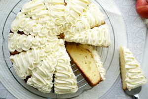 Appelcake met room topping