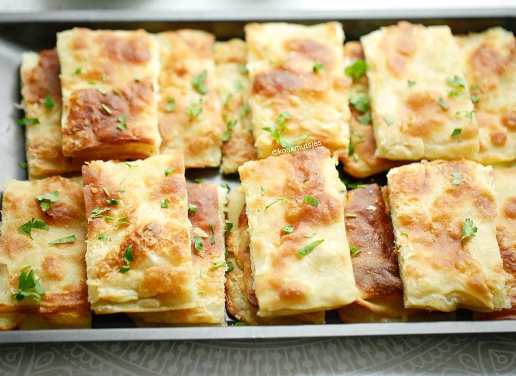 Msmen met kaas uit de oven