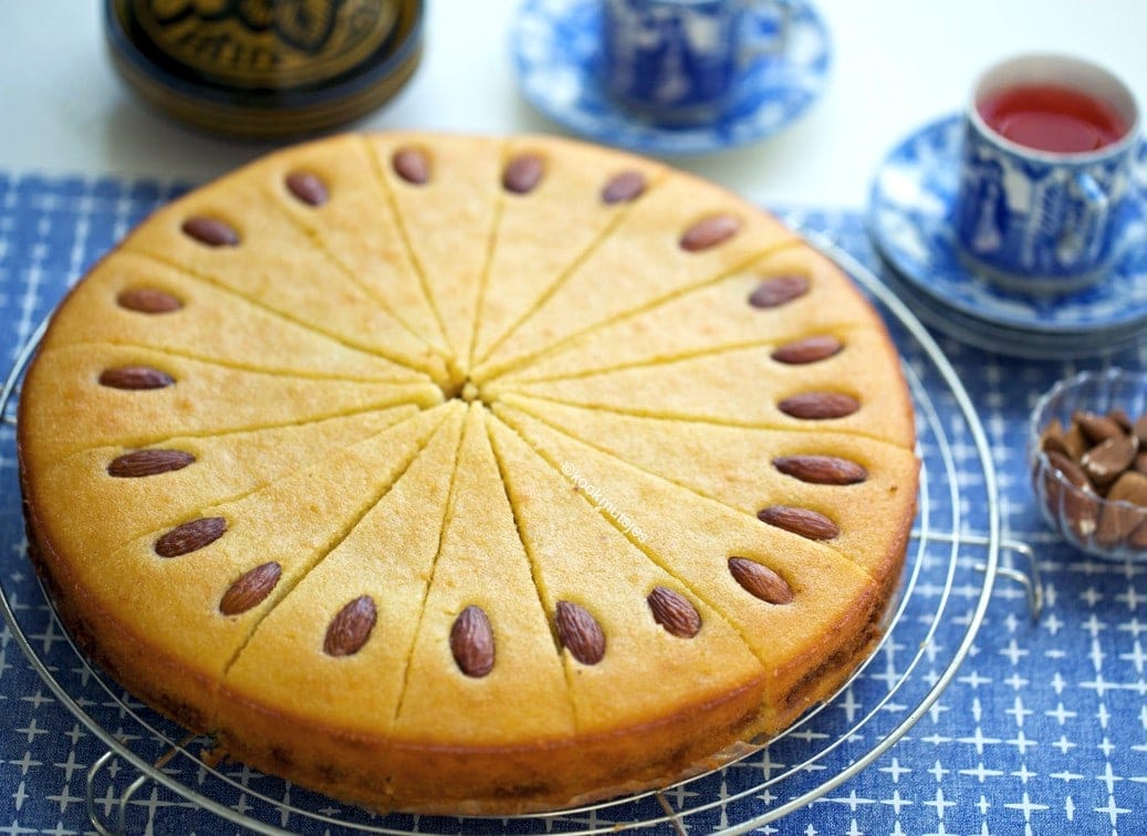 Basbousa cake met amandelvulling