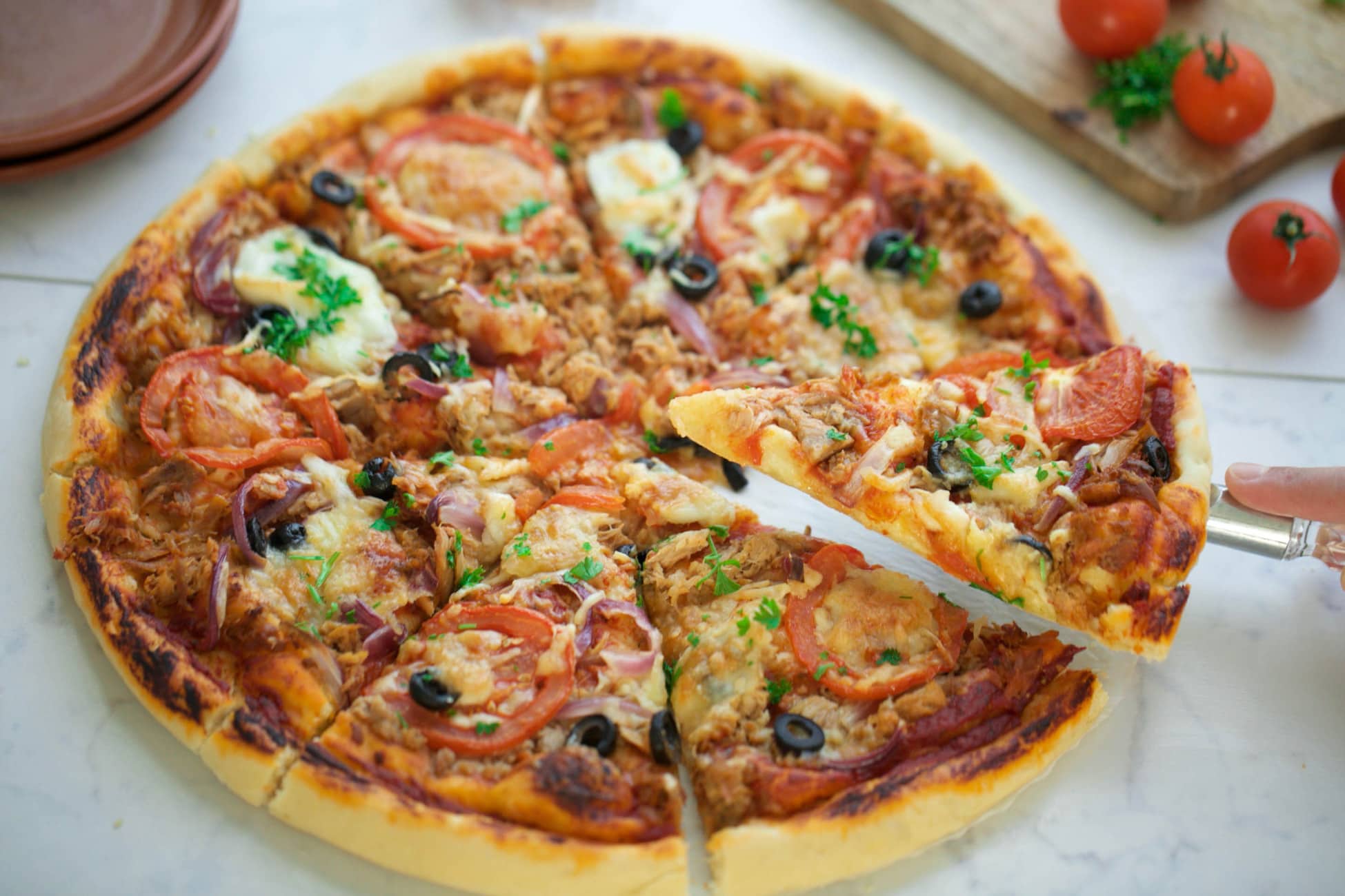 Gevulde kaaspizza met tonijn