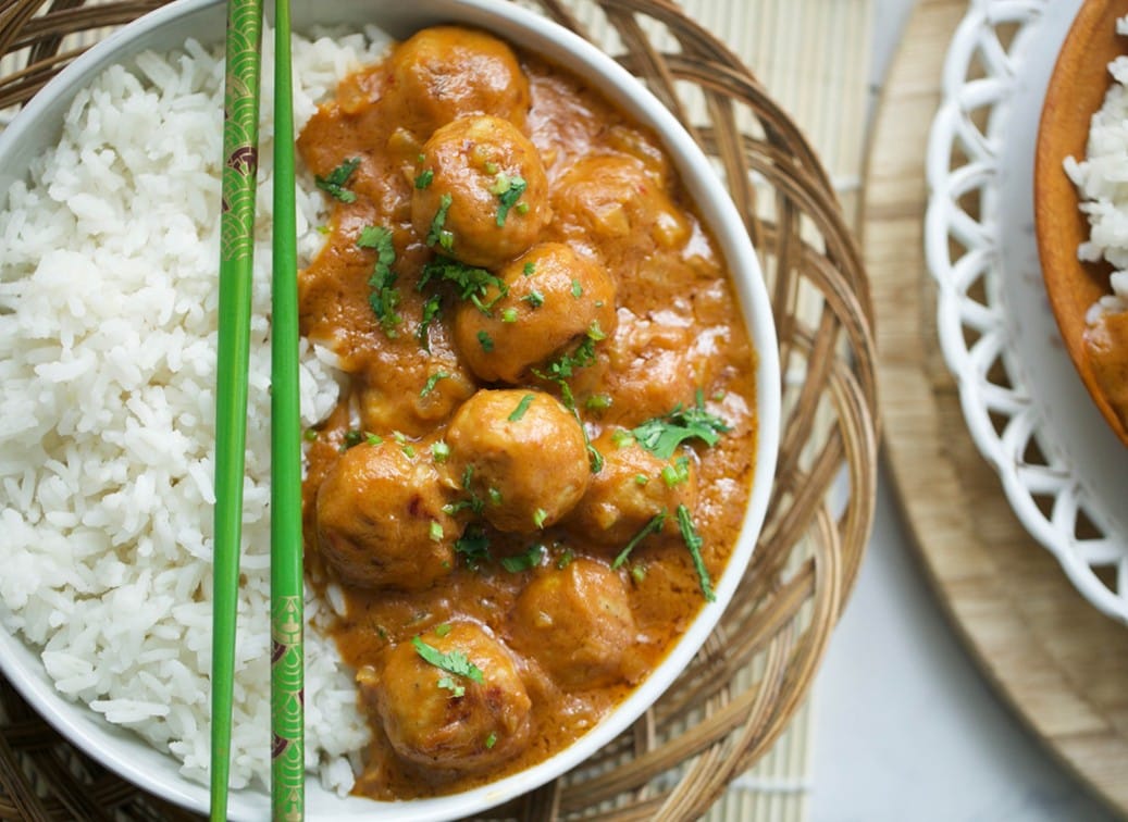 Kipballetjes in pindasaus