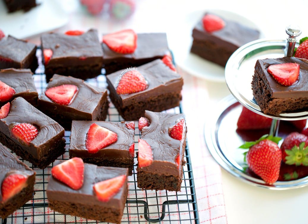 Fudgy brownies met aardbeien