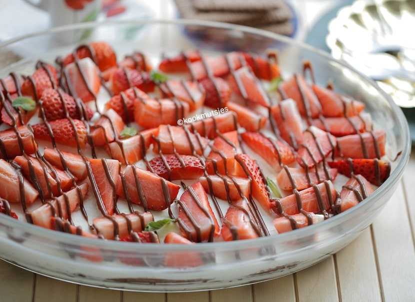 Chocolade-aardbei dessert