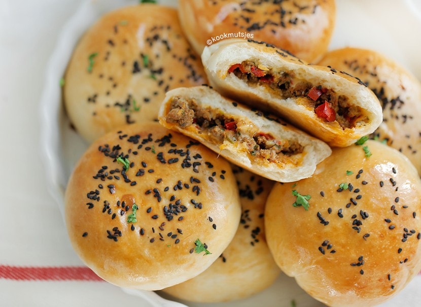 Zachte gehaktbroodjes met knoflooksaus