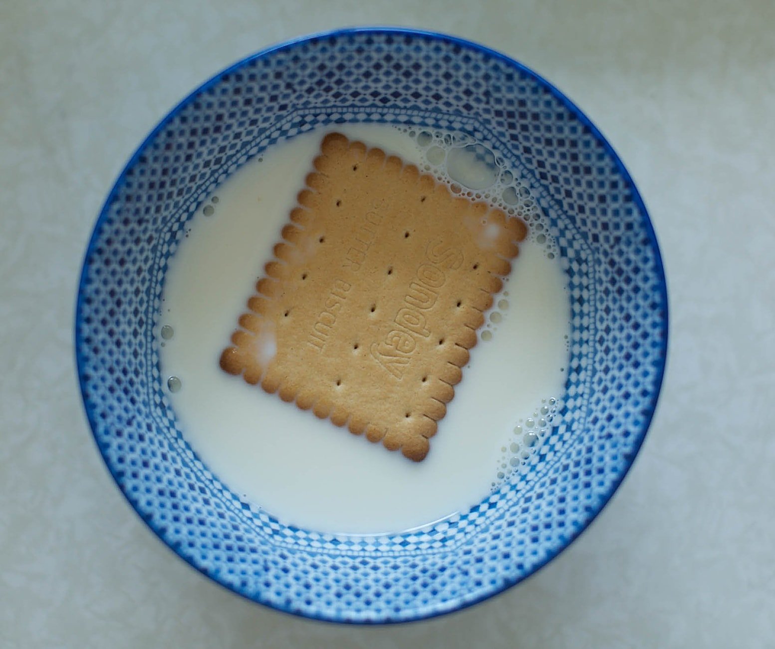 Koekje dompelen in melk zodat het dessert zacht wordt
