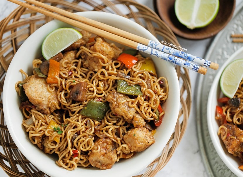 Noedels met kip met zwarte pepersaus