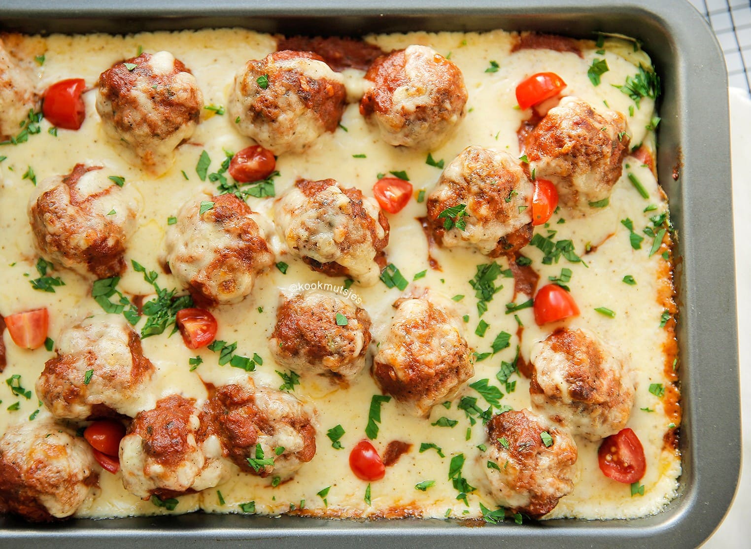 Aardappelschotel met gehaktballen en kaassaus