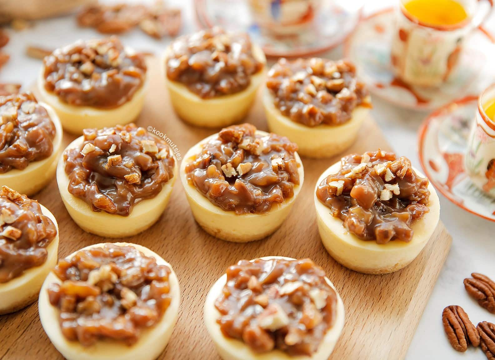 Mini pecan karamel cheesecakes
