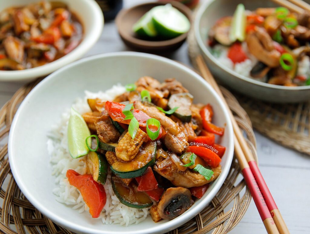 Kippendijen met groenten en saus