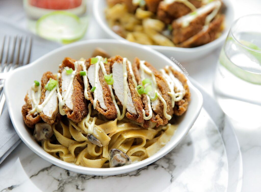 Romige tagliatelle met krokante kip