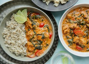 Kippendijen in tomatensaus met spinazie