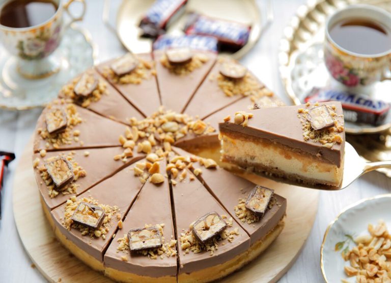 Snickers cheesecake