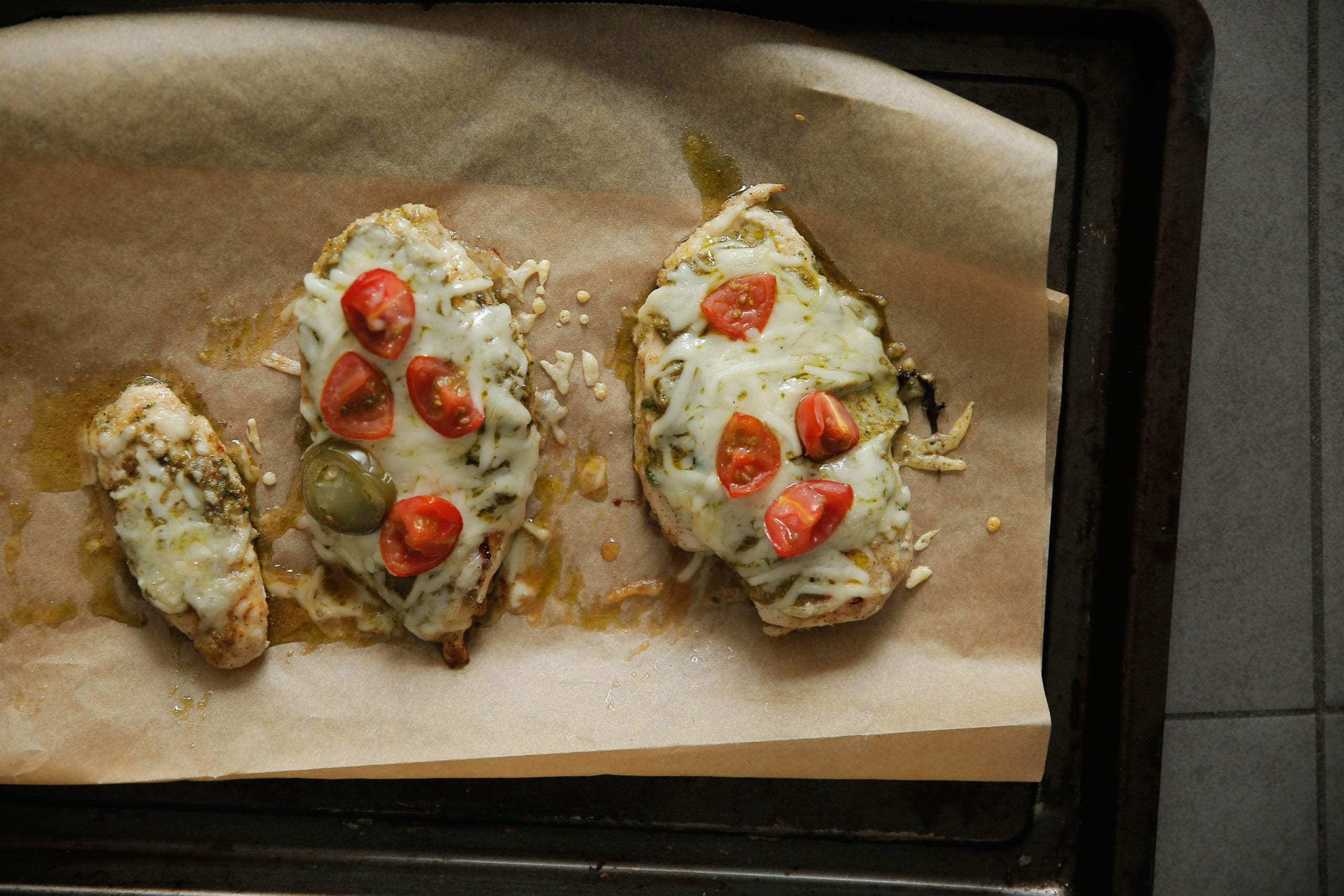 Kip met pesto, mozzarella en tomaat in de oven bakken