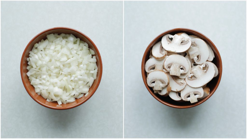 Pel en snipper de gele ui. Snijd de kastanjechampignons in plakken.