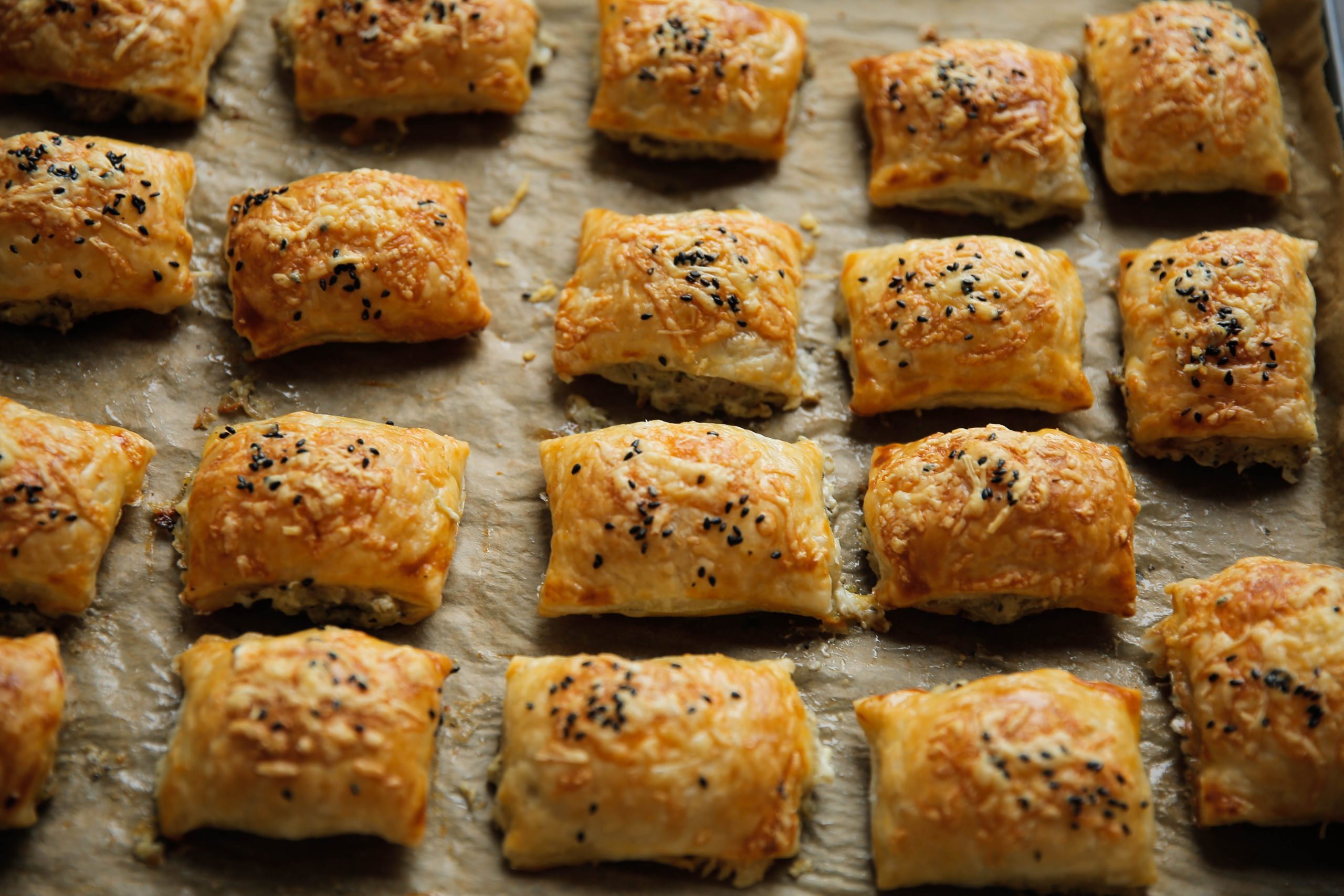 Knoflook-gehaktpakketjes bakken in de oven
