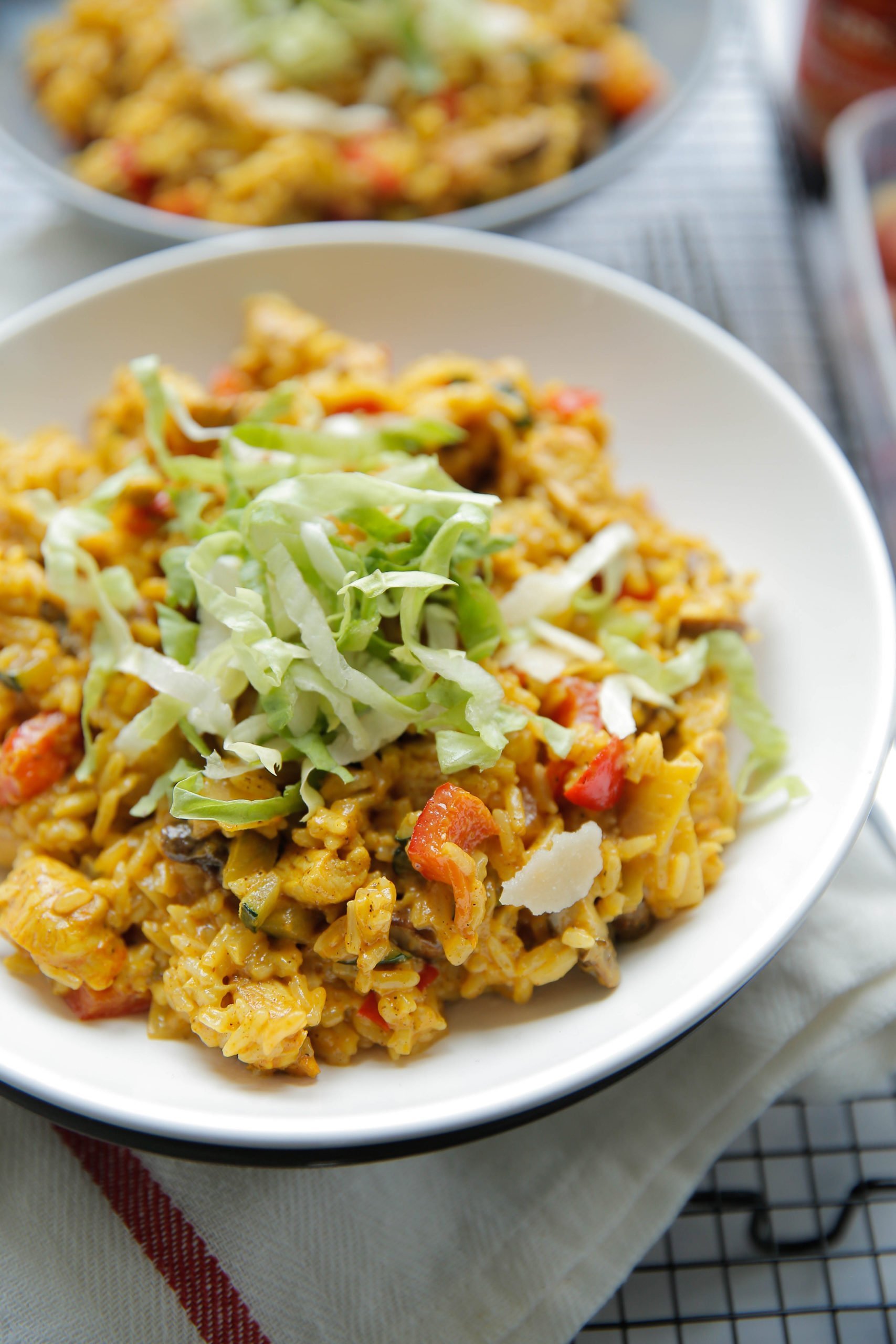 Rijst met kippendijen, groenten en een romige saus