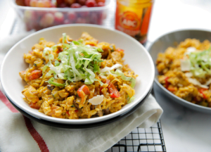 Rijst met kippendijen en groenten