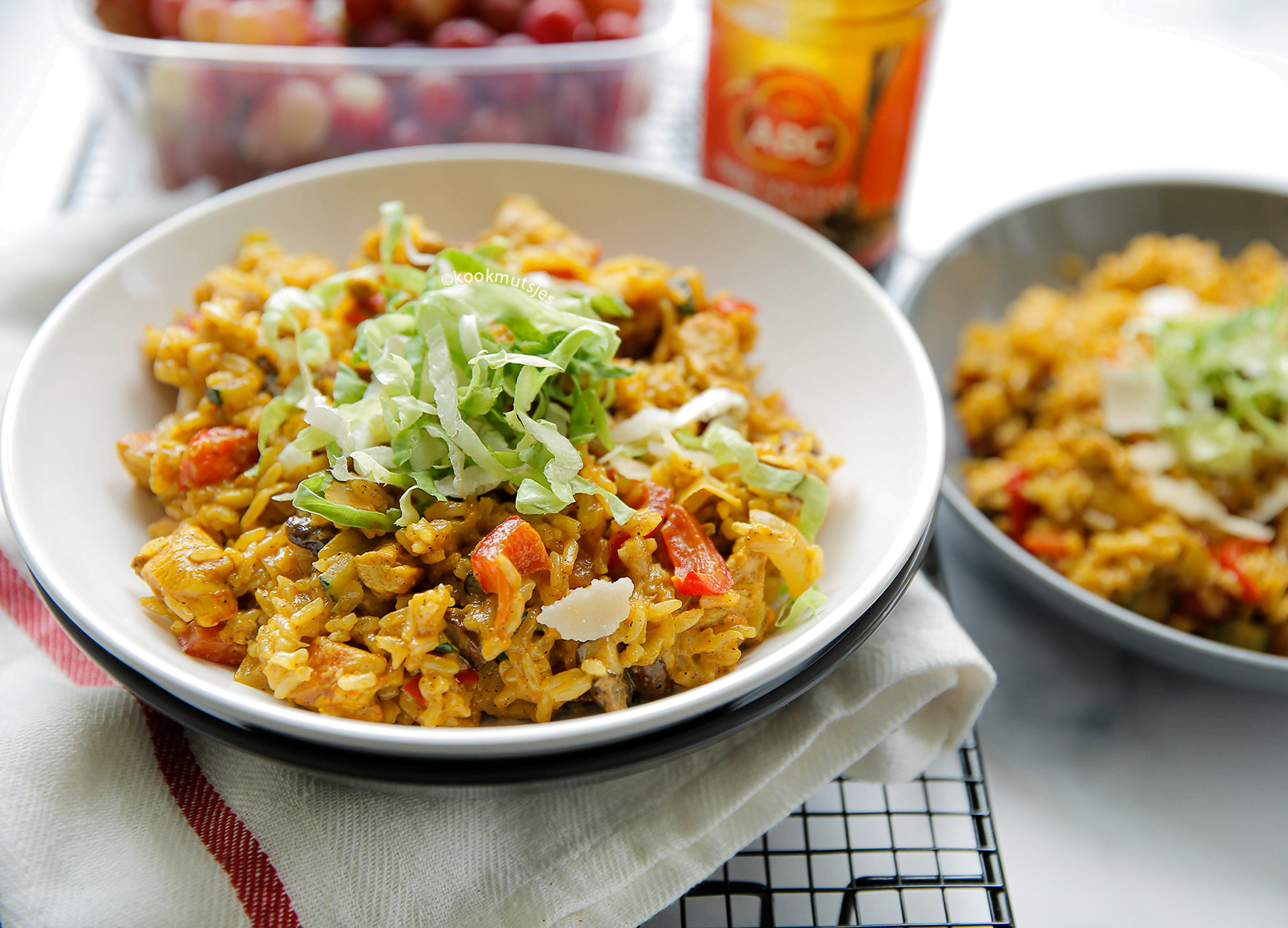 Rijst met kippendijen en groenten