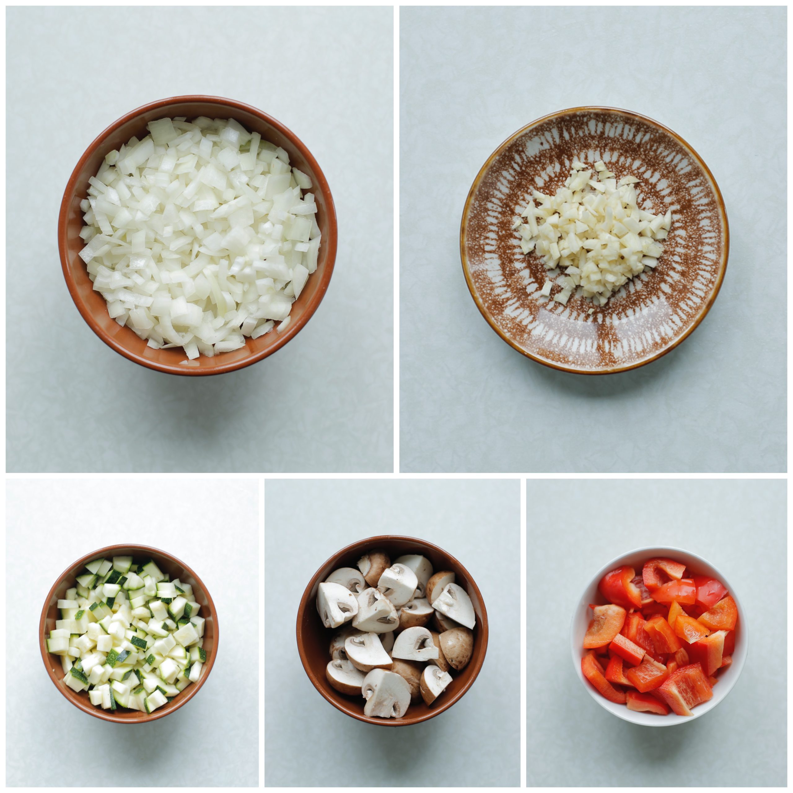 Gesneden gele ui, knoflook, courgette, champignon, rode paprika