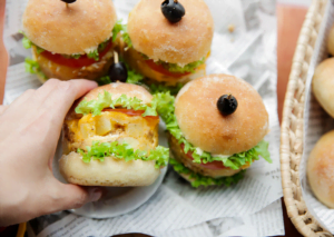 Aardappeltortilla burger met kip Kookmutsjes