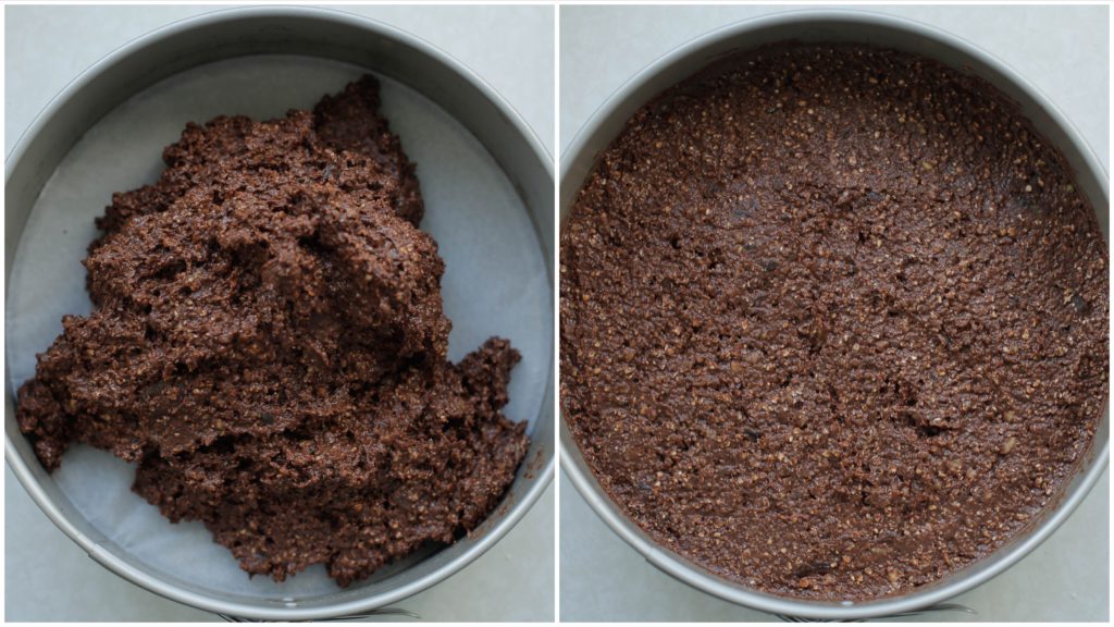 Doe het cakebeslag in een bakpapier beklede bakvorm en smeer goed uit. Leg de chocoladecake in een voorverwarmde oven op 160℃ en bak 25-35 minuten. De cake is gaar wanneer je er met een satéprikker in prikt en er droog uitkomt. Laat de cake compleet afkoelen.