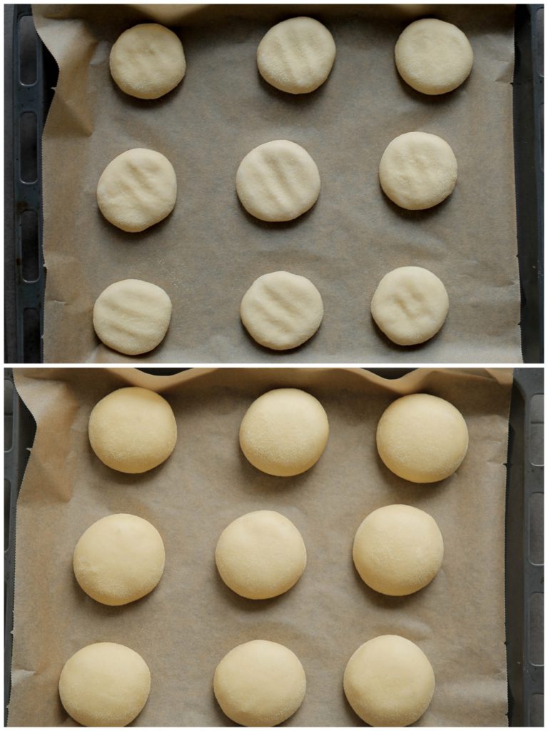 Neem een vel bakpapier en leg deze over een bakplaat. Leg de bollen erop en druk iets plat. Laat het deeg rijzen voor een half uur of tot ze in formaat zijn verdubbeld.