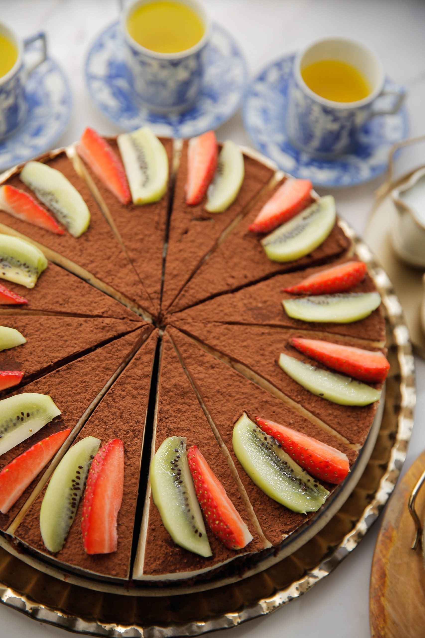 Koffie-chocoladecake met stukjes aardbei en kiwi