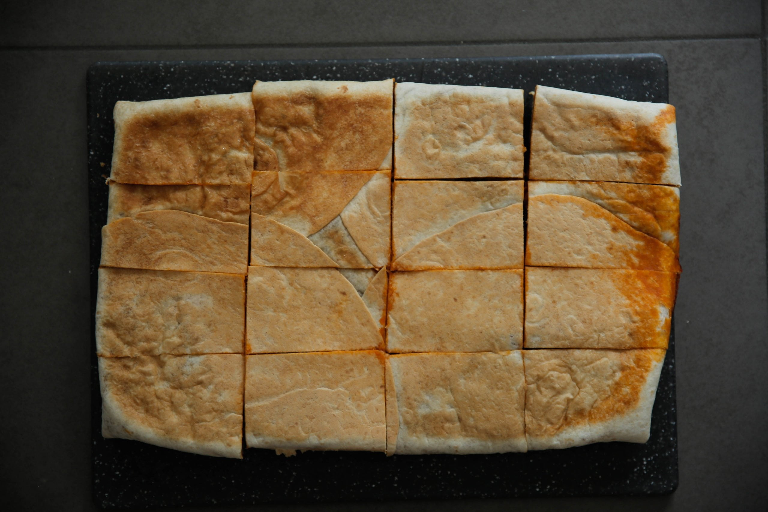 Wraptaart met gehakt in stukken gesneden