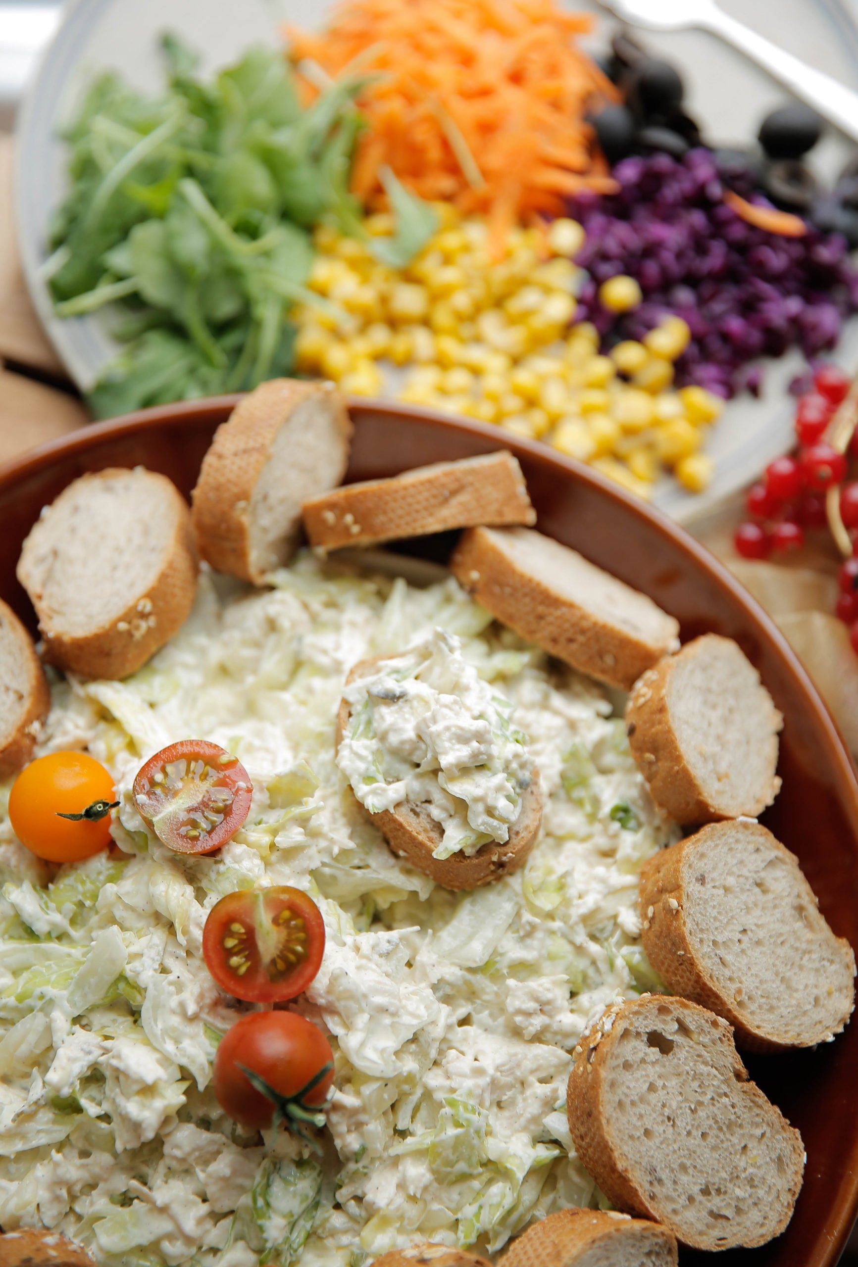 Frisse kipsalade met stokbrood eindresultaat