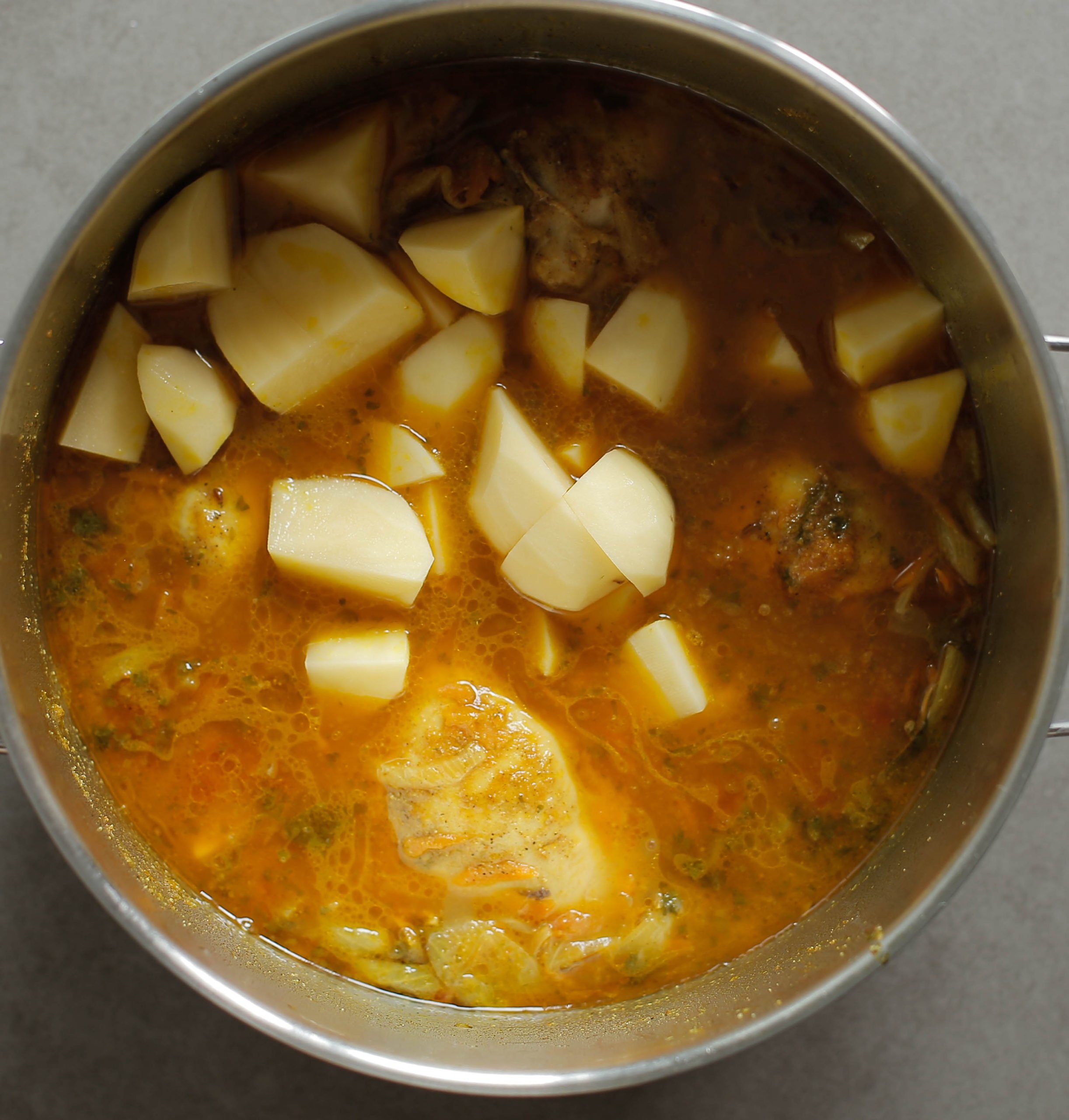 Aardappelblokjes toevoegen aan de kip