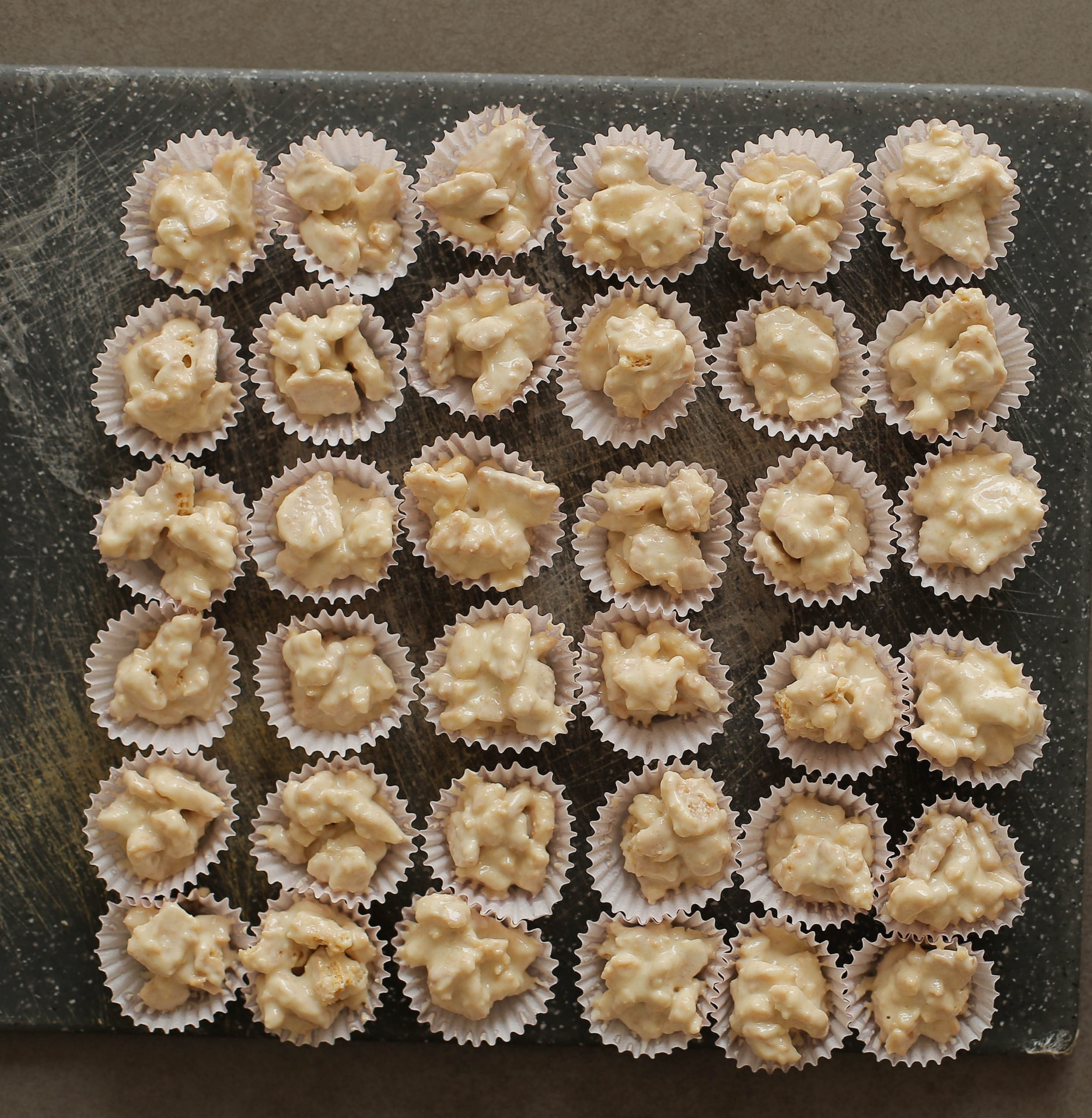 Mini cupcakepapiertje vullen met het chocolademengsel