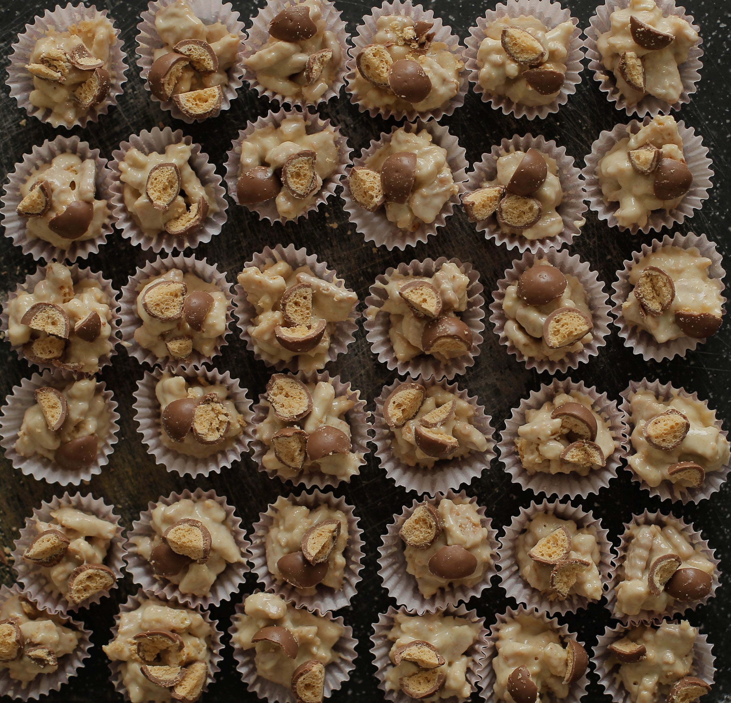 Chocolade koekjes garneren met Maltesers