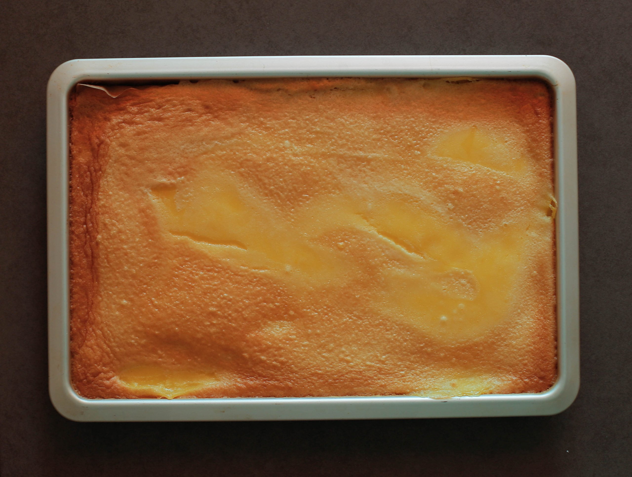 Cake met gele room vulling in de oven bakken