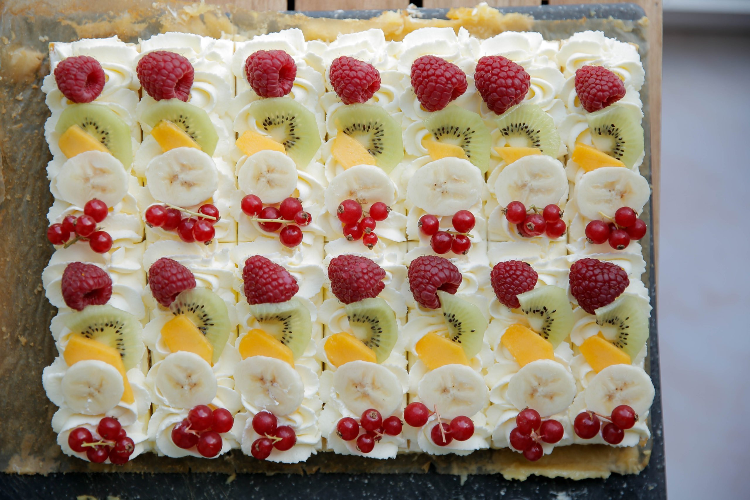 Gebakjes garneren met vers fruit