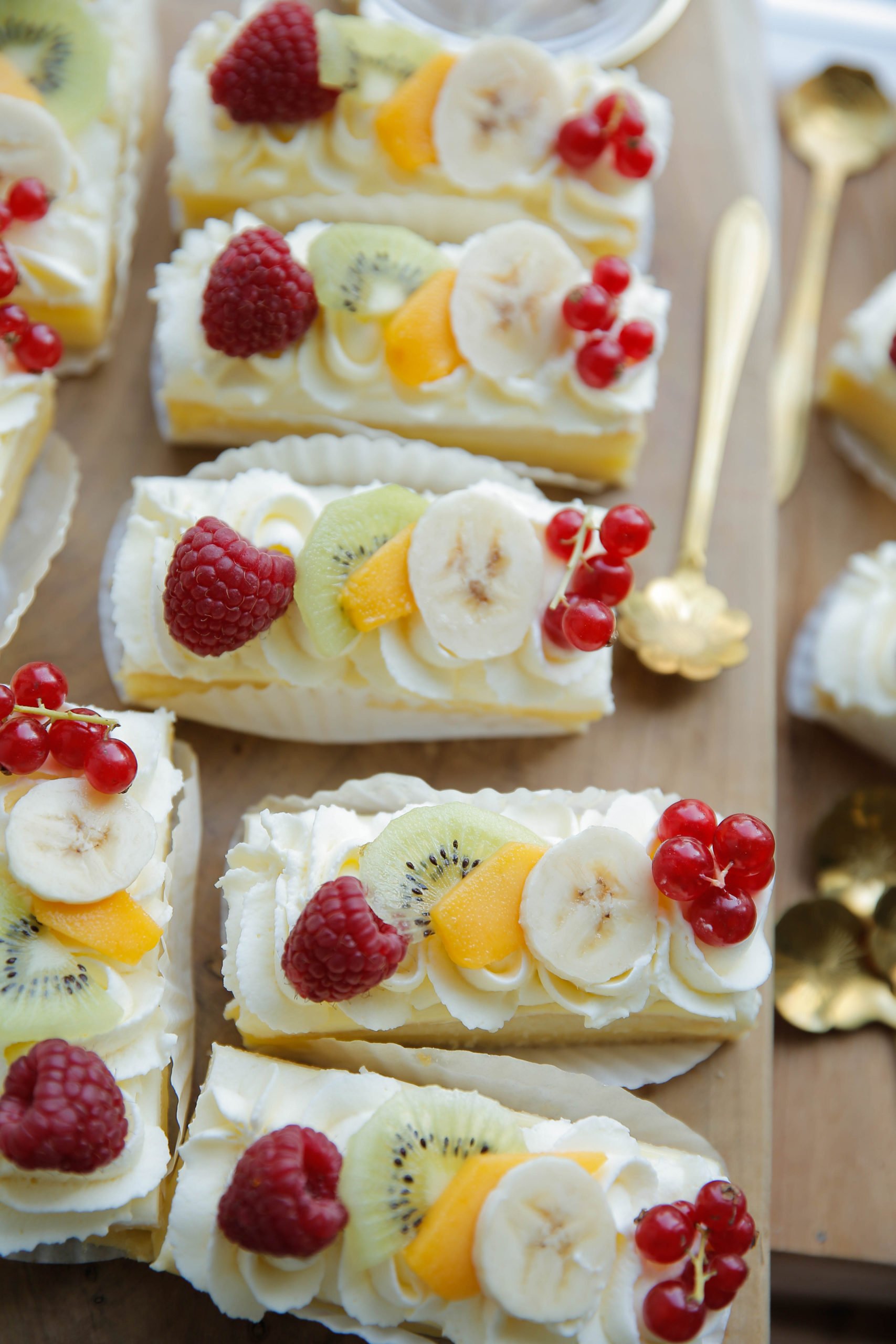 Gele room gebakjes met fruit eindresultaat