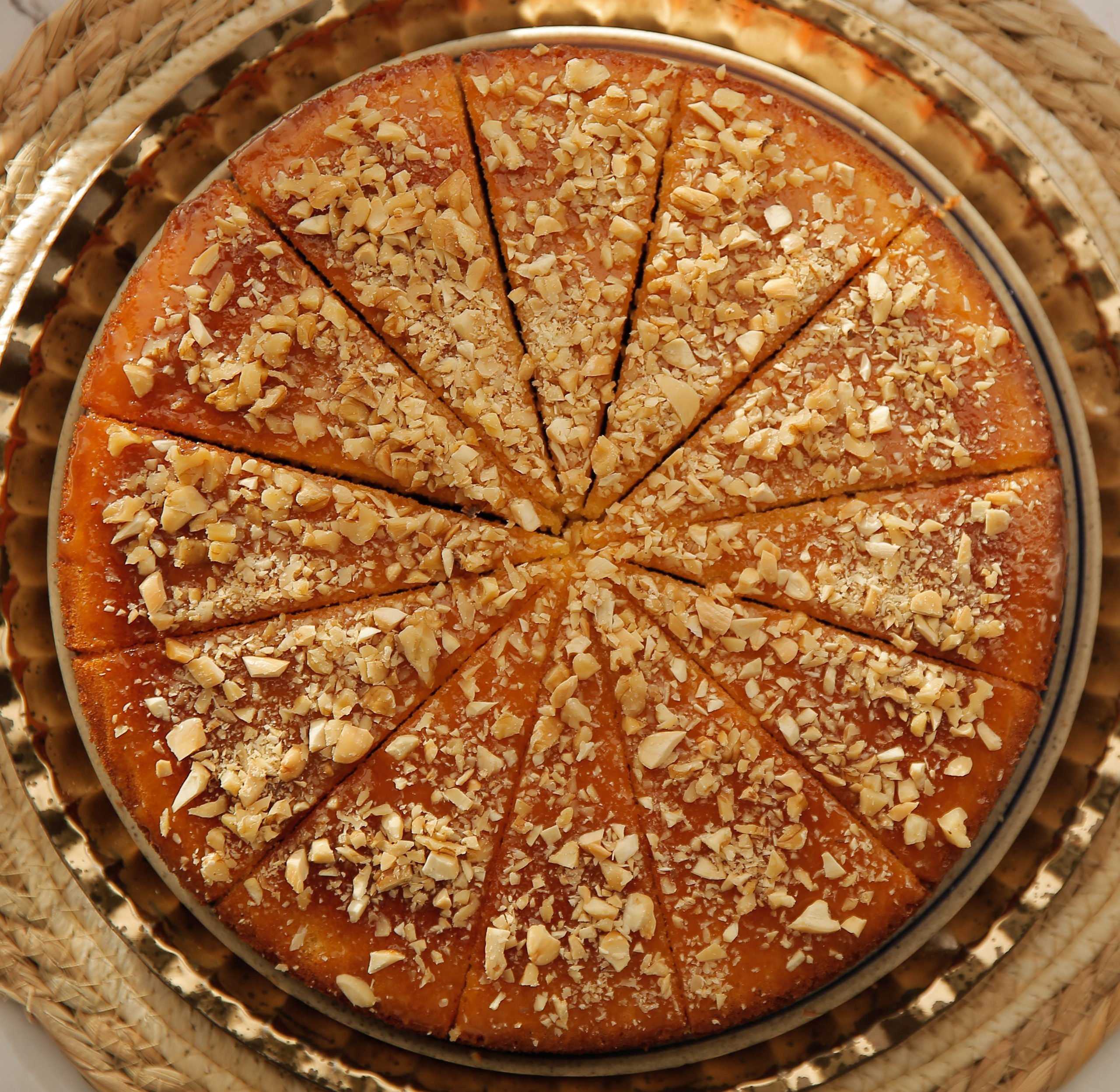 Marokkaanse honingcake in puntjes snijden