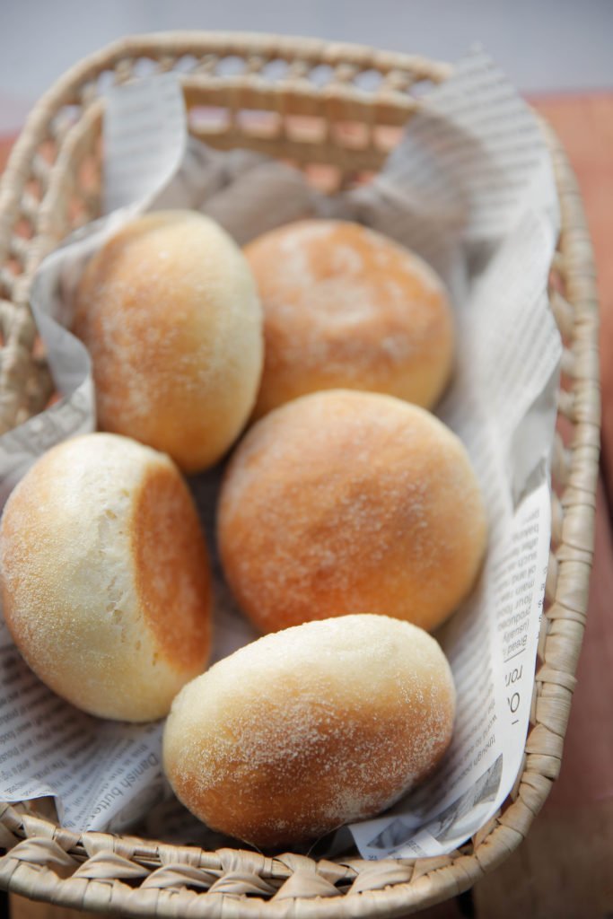 Leg de griesmeelbroodjes in een voorverwarmde oven op 200℃ en bak 10-12 minuten of tot de broodjes een mooi goudbruin kleurtje hebben gekregen. Dek de broodjes direct af met een theedoek zodra ze uit de oven komen.