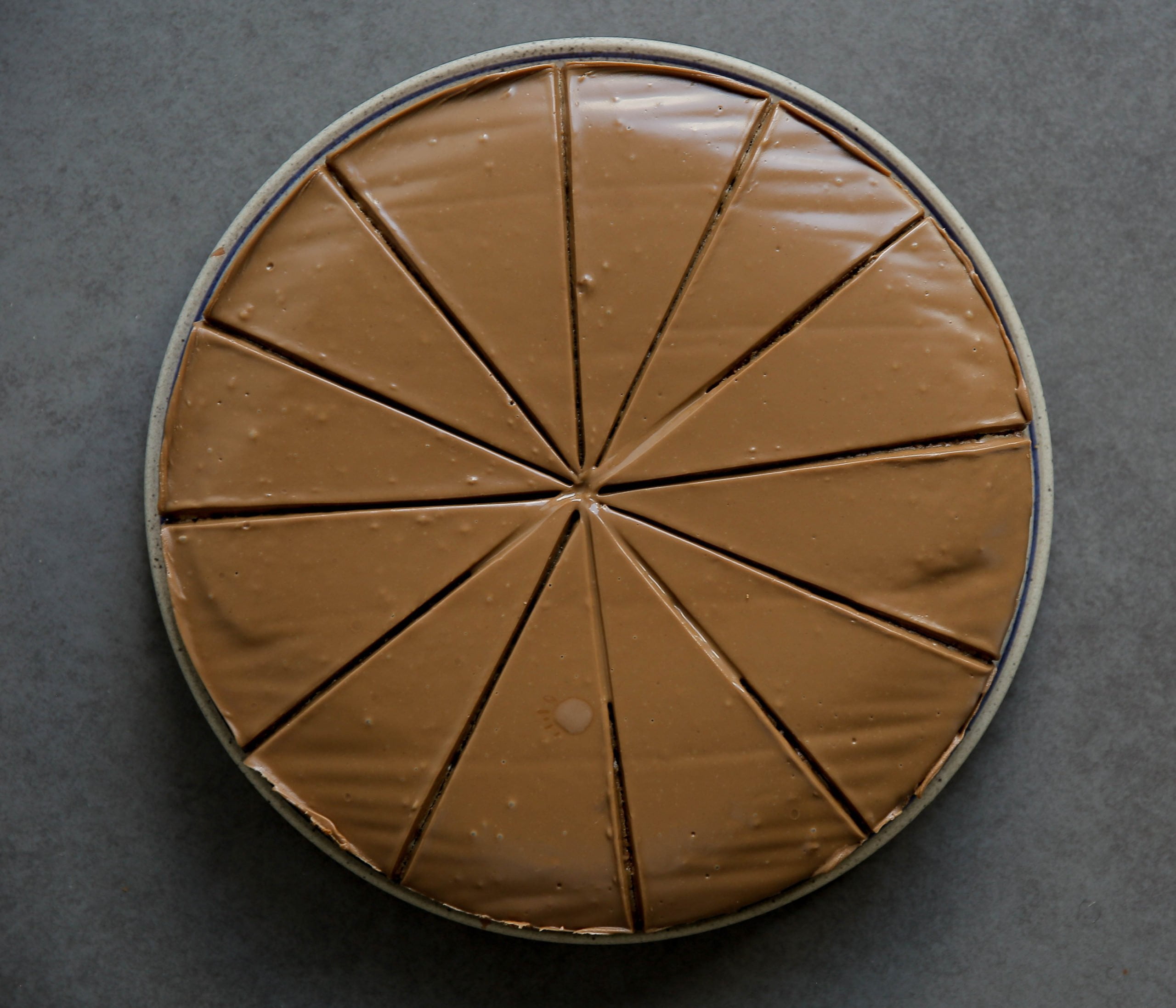 Speculooscake aansnijden in mooie puntjes